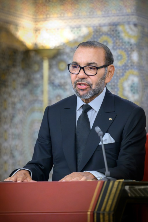 Cette photo fournie par l'agence de presse MAP le 30 juillet 2024 montre le roi du Maroc Mohammed VI prononçant un discours à la nation, au Palais royal de Tétouan