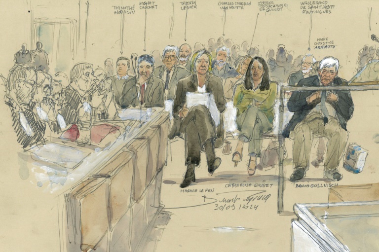 Ce croquis d'audience réalisé le 30 septembre 2024 montre la députée d'extrême droite du Rassemblement national (RN) et prévenue Marine Le Pen (C) lors de son procès avec 24 autres prévenus devant le tribunal correctionnel de Paris