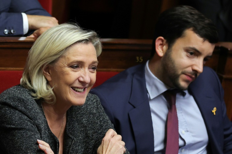 Le député RN Jean-Philippe Tanguy au côté de Marine Le Pen, le 8 octobre 2024 à l'Assemblée nationale à Paris