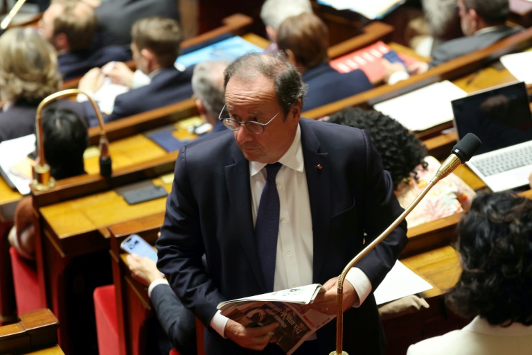 Le député socialiste de Corrèze François Hollande participe à une séance de questions au gouvernement à l'Assemblée nationale, à Paris, le 22 octobre 2024