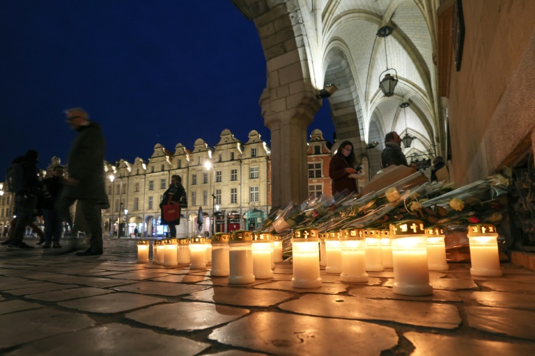 Hommages le 16 octobre 2023 sur la place des Héros d'Arras au professeur Dominique Bernard, assassiné le 13 octobre 2023