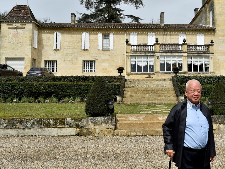 Peter Kwok, homme d'affaires hongkongais né au Vietnam, propriétaire de sept châteaux bordelais, devant le château Bellefont-Belcier, à Saint-Laurent-des-Combes, en Gironde, le 11 avril 2018