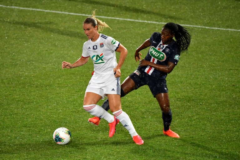 La milieu de terrain de l'Olympique Lyonnais Amandine Henry (G) se bat pour le ballon avec la milieu de terrain du PSG Grace Geyoro lors de la finale de la Coupe de France entre l'Olympique Lyonnais (OL) et le Paris Saint-Germain (PSG) à Auxerre, le 9 août 2020