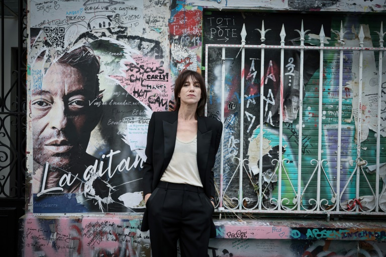 Charlotte Gainsbourg devant la Maison Gainsbourg à Paris le 14 septembre 2023