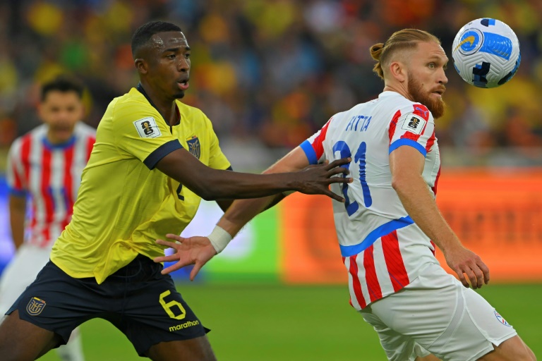 Willian Pacho (G) avec l'Equateur lors d'un match de qualification au Mondial-2026 contre le Paraguay, le 10 octobre 2024 à Quito