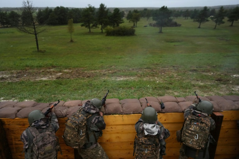 Des soldats ukrainiens à l'entraînement dans un camp militaire de l'est de la France, avant une rencontre avec le  président français Emmanuel Macron, le 9 octobre 2024