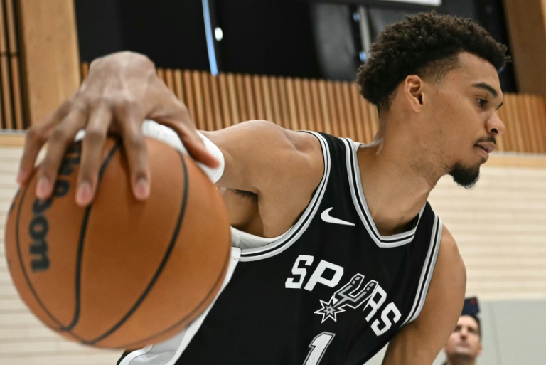 Le Français Victor Wembanyama, sous les couleurs des San Antonio Spurs, lors d'une journée médias avant le début de la saison NBA, à San Antonio, Texas, le 30 septembre 2024.