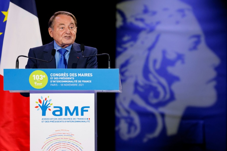 Le vice-président de l'Association des maires de France (AMF) et maire d'Issoudun, André Laignel lors du 103e Congrès des maires à Paris le 18 novembre 2021