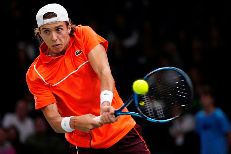 Arthur Cazaux lors de la victoire face à l'Américain Ben Shelton en clôture du programme au Masters 1000 de Paris le 30 octobre 2024. Avec la qualification du 85e joueur mondial, ils seront cinq Français en huitièmes de finale à Bercy: du jamais vu depuis 2009