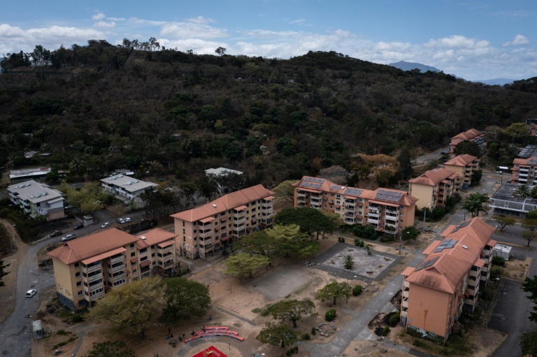 Vue aérienne de la cité Pierre-Lenquette, à l'entrée de Nouméa, en Nouvelle-Calédonie, le 29 septembre 2024