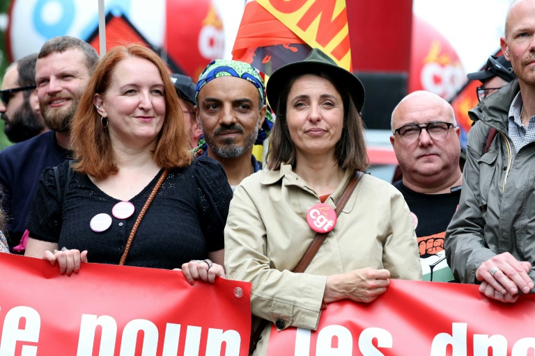 La secrétaire générale de la CGT Sophie Binet (veste beige) et la leader du syndicat Solidaires Murielle Guilbert, à gauche, le 1er mai 2024 à Paris le jour de la Fête du travail