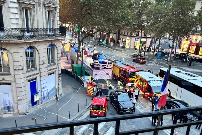 Des équipes de secours sur les lieux où un cycliste est mort écrasé par une voiture après un différend avec son conducteur,  le 15 octobre 2024 à Paris