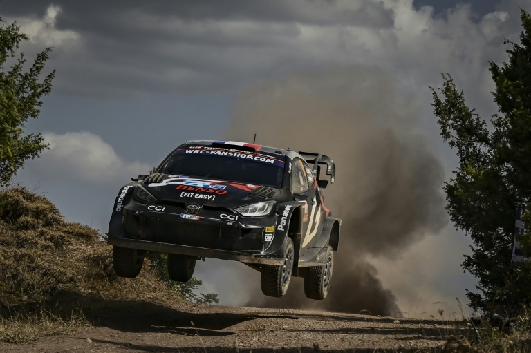 Le Français Sébastien Ogier et son copilote Vincent Landais conduisent leur Toyota GR Yaris Rally1 Hybrid lors du Rallye de l'Acropole à Pavliani le 6 septembre 2024