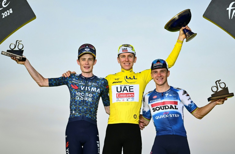 Tadej Pogacar (C), Jonas Vingegaard (G) et Remco Evenepoel (D) sur le podium final du Tour de France, le 24 juillet 2024 à Nice