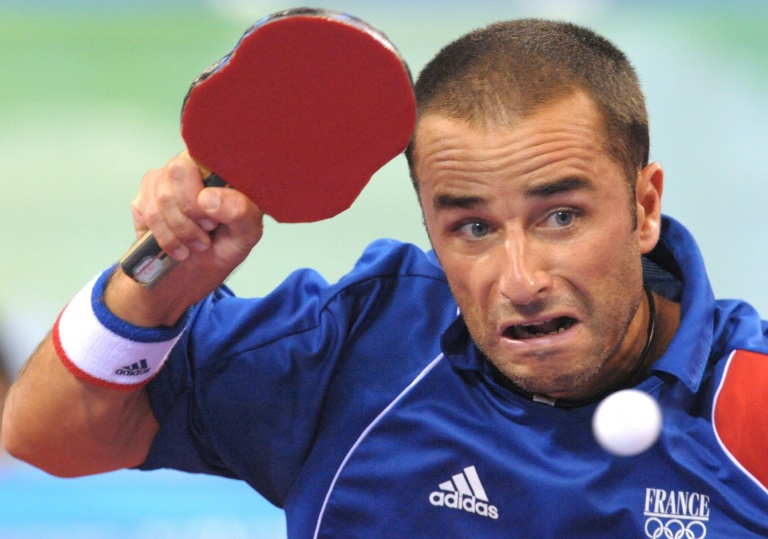 Le Français Damien Eloi lors d'un match du tour préliminaire de tennis de table en simple messieurs aux Jeux olympiques de Pékin 2008, le 20 août 2008