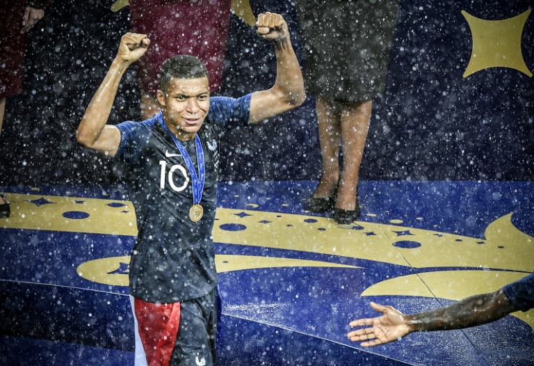 Kylian Mbappé célèbre la victoire de la France lors de la cérémonie de remise des trophées à l'issue de la finale de la Coupe du monde de football contre la Croatie au stade Luzhniki de Moscou, le 15 juillet 2018