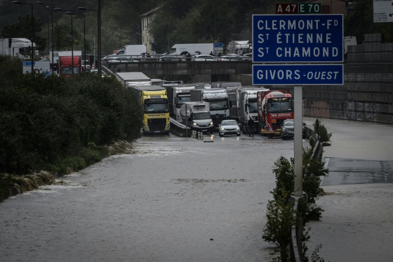 Des véhicules sont bloqués par la montée des eaux sur l'autoroute A47, à Givors, dans le Rhône, le 17 octobre 2024