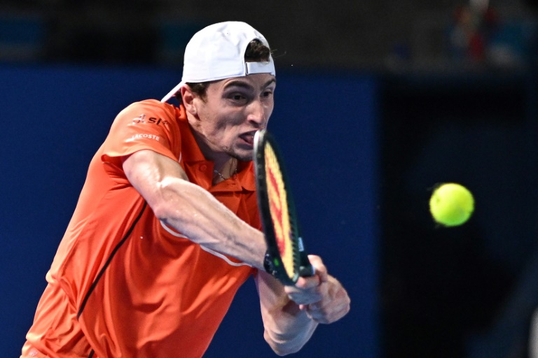 Le Français Ugo Humbert frappe un retour contre son compatriote Arthur Fils en finale de l'Open du Japon, à Tokyo, le 1er octobre 2024