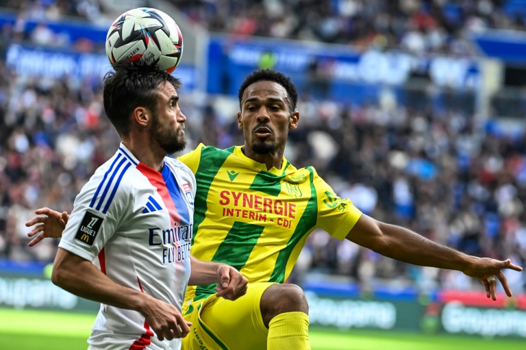 Le défenseur argentin de Lyon Nicolas Tagliafico (à gauche) et le défenseur de Nantes Kelvin Amian lors du match opposant les deux équipes en Ligue 1 le 6 octobre 2024 à Lyon