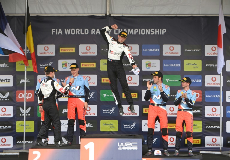 Le Français Sébastien Ogier (centre) , l’Estonien Ott Tanak, deuxième, et le Belge Thierry Neuville sur la troisième marche (gauche), lors du podium du Rallye WRC du Portugal à Fafe, le 12 mai 2024