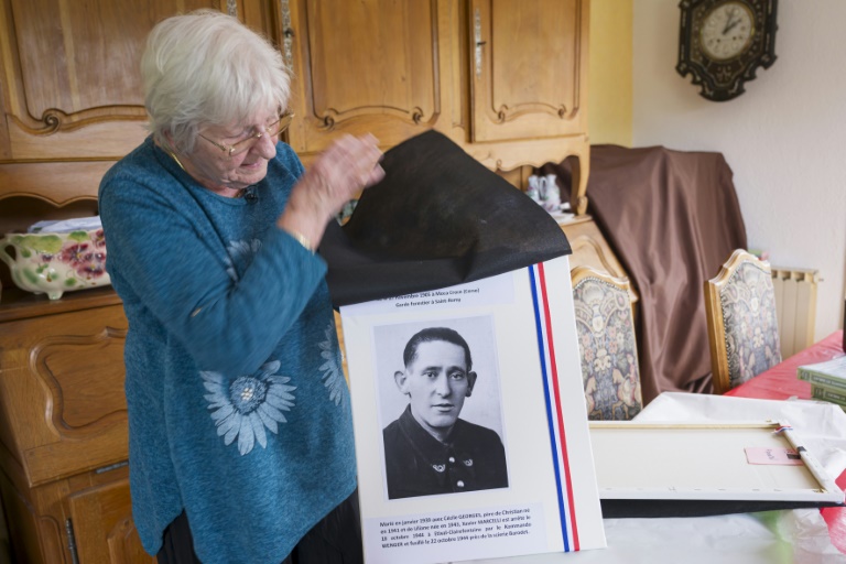 L'ancienne institutrice Liliane Jérôme montre une photo d'un maquisard à son domicile de Nompatelize, le 30 septembre 2024 dans les Vosges