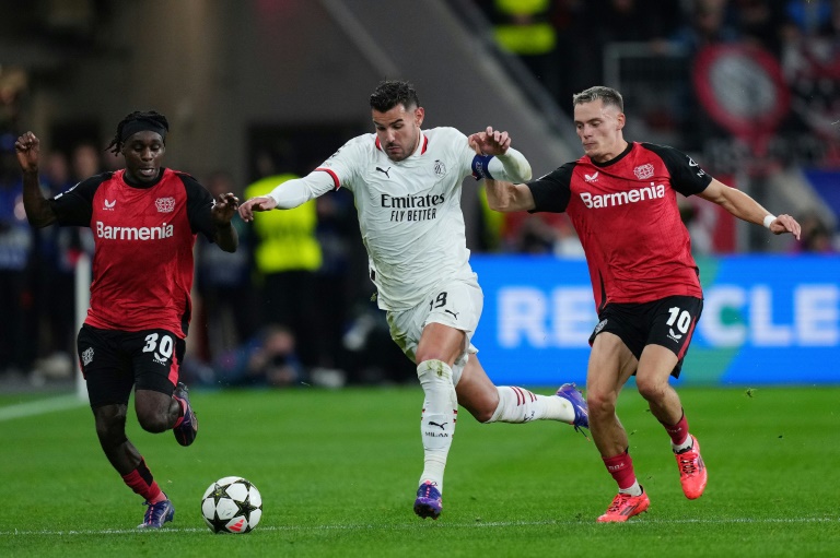 Le capitaine de l AC Milan Théo Hernandez a touché la transversale contre Leverkusen à la BayArena, le 1er octobre 2024