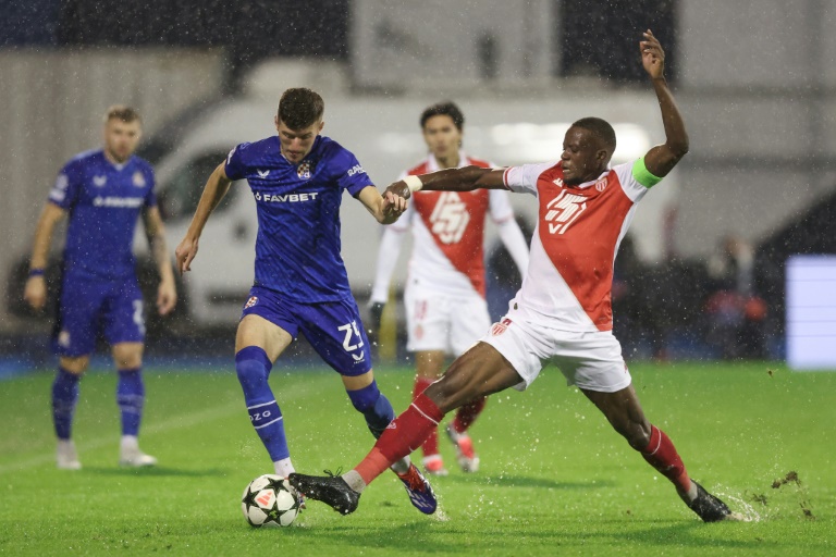 Le capitaine suisse de Monaco Denis Zakaria (d) à la lutte avec le milieu du Dinamo Petar Sucic, le 2 octobre 2024 à Zagreb