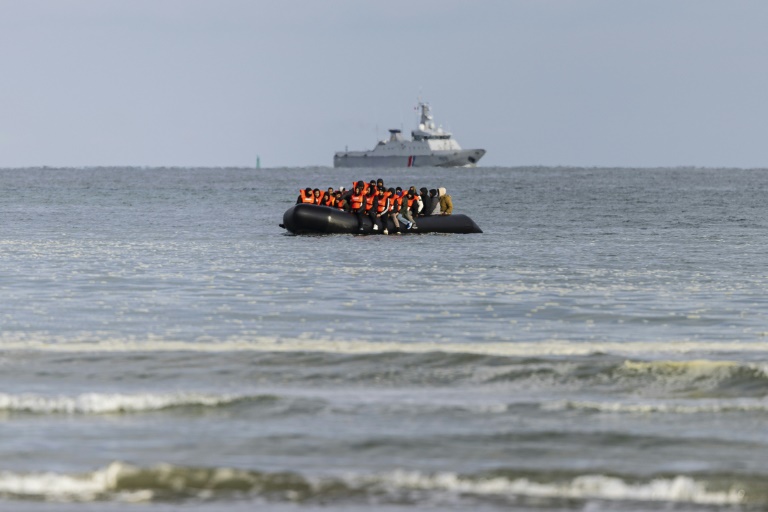 Des migrants à bord d'un bateau de passeurs pour tenter de traverser la Manche jusqu'au Royaume-Uni, sur la plage de Gravelines, près de Dunkerque, dans le nord de la France, le 26 avril 2024