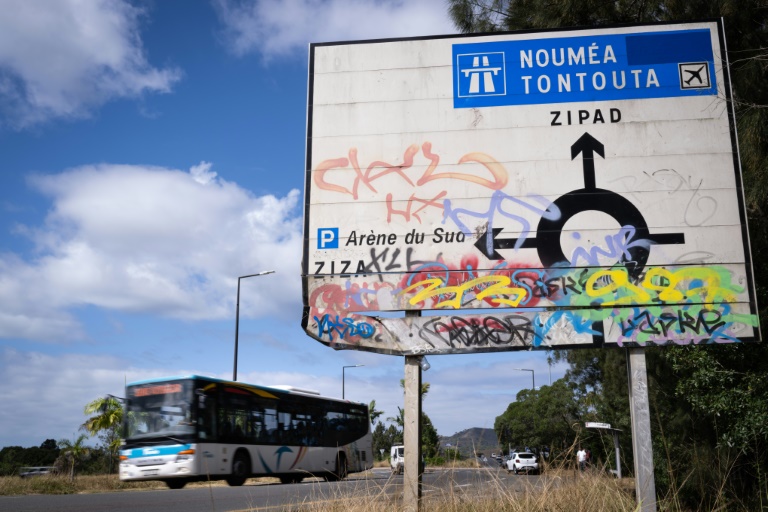 Un bus sur une route à Païta, en Nouvelle-Calédonie, le 1er octobre 2024