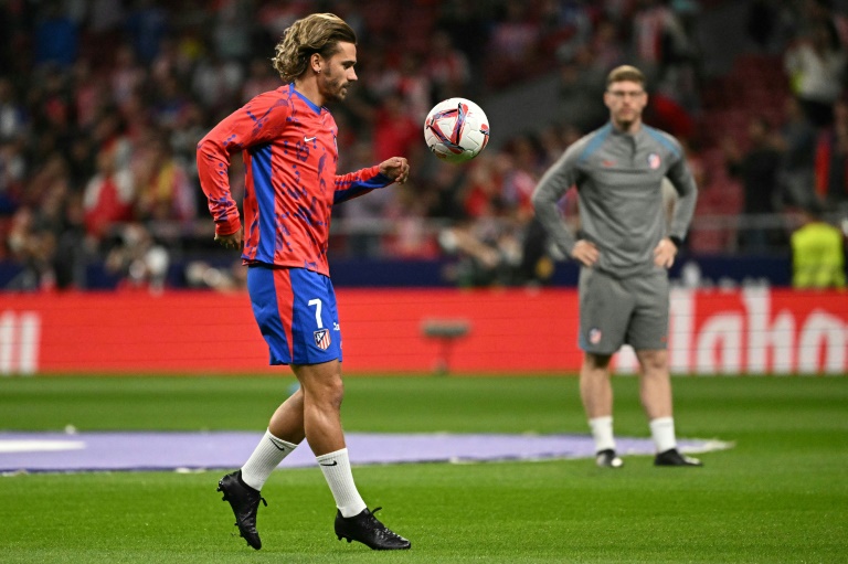 L'attaquant de l'Atlético de Madrid Antoine Griezmann s'échauffe avant le match entre l'Atlético et le Real Madrid au stade Metropolitano de Madrid, le 29 septembre 2024