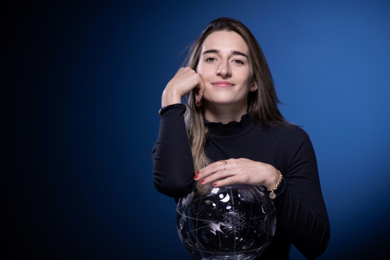 La championne olympique de ski de bosses Perrine Laffont pose lors d'une séance photo à Paris le 24 mars 2021