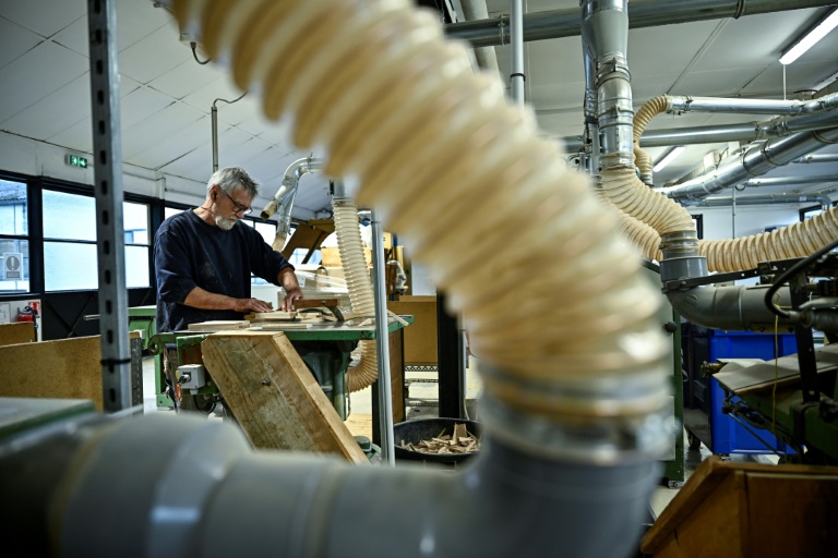 Un employé prépare des manches en bois pour la fabrication d'une brosse à cheveux dans la fabrique de brosses Altesse à Mouy, dans l'Oise le 9 octobre 2024