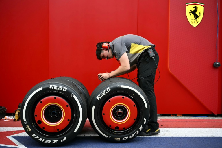 Un mécanicien de Ferrari au travail sur le circuit d'Austin, au Texas, le 18 octobre 2024