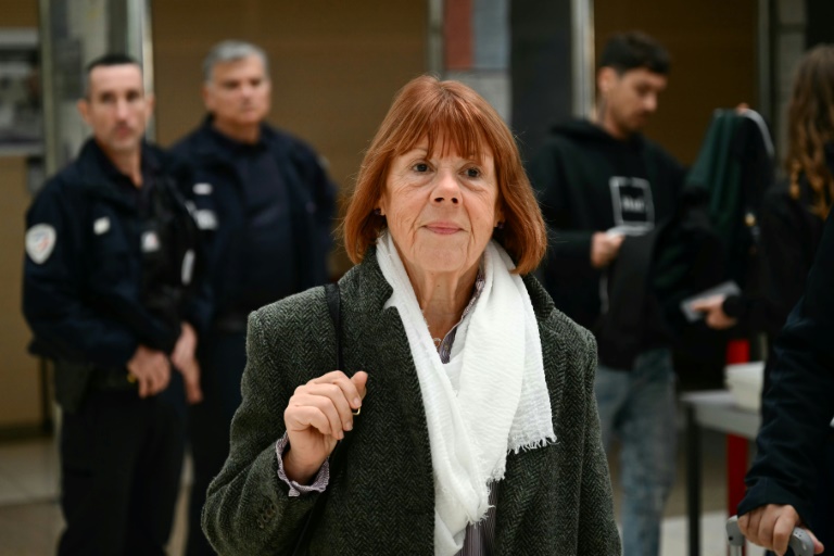 Gisèle Pelicot arrive au tribunal d'Avignon, le 10 octobre 2024