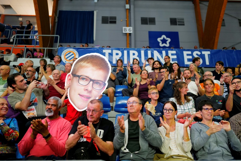 Une bannière à l'effigie de Félix Lebrun parmi les spectateurs du match de championnat de France entre Nîmes-Montpellier et Jura Morez, le 10 octobre 2024 à Castelnau-Le-Lez