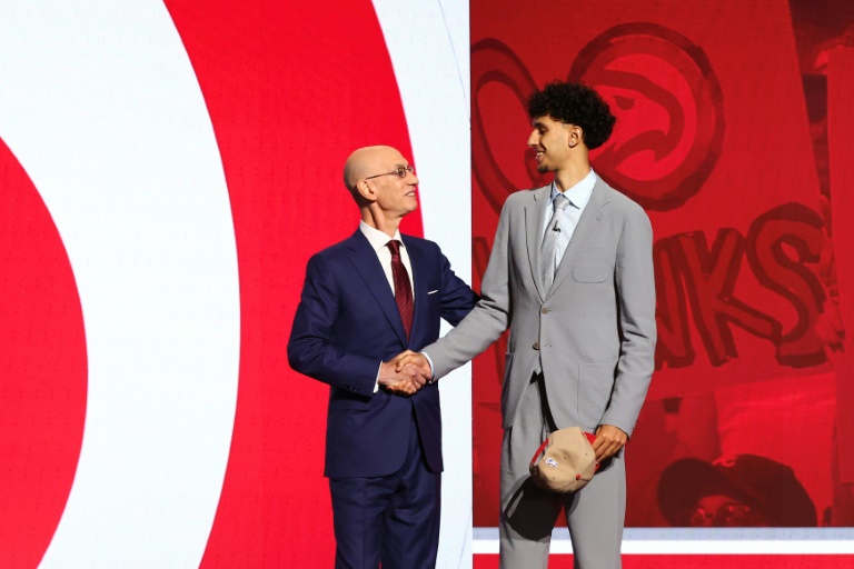 Zaccharie Risacher avec Adam Silver, le patron de la NBA, le jour de la Draft NBA, le 26 juin 2024 à New York