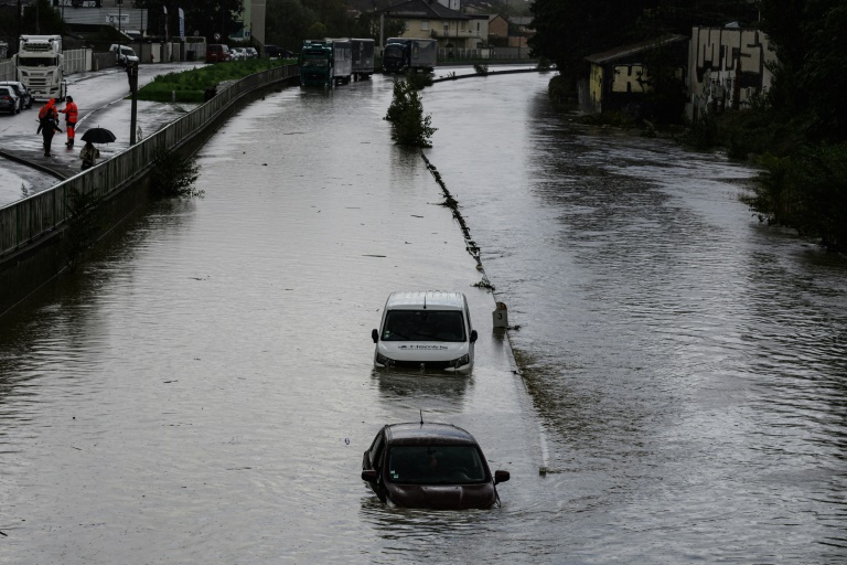 Des voitures submergées dans une zone commerciale de Givors, dans le Rhône, le 17 octobre 2024