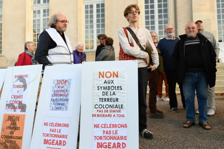 Des opposants à l'installation de la statue du sculpteur Boris Lejeune du général Marcel Bigeard, protestent devant la mairie, le 25 octobre 2024, à Toul, en Meurthe-et-Moselle