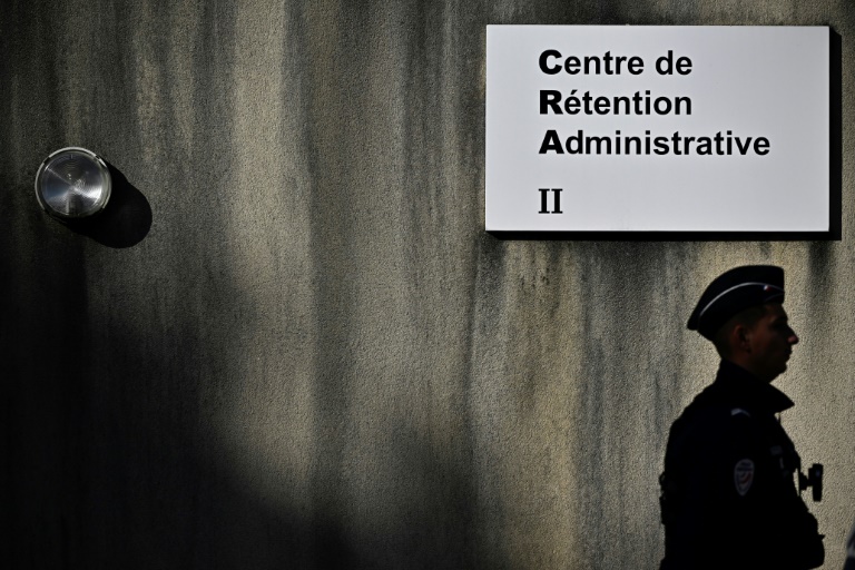 Un policier devant le centre de rétention admnistrative du Mesnil-Amelot, en Seine-et-Marne, le 11 octobre 2024