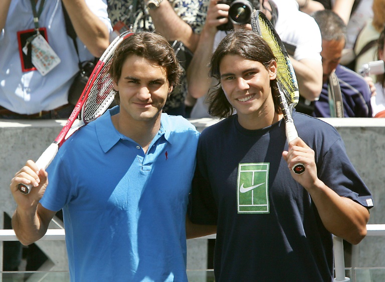 Nadal et Federer posent ensemble à Roland Garros le 2 juin 2005, au début de leurs fabuleuses carrières.