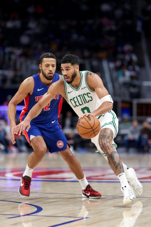 Jayson Tatum (d.), l'ailier des Boston Celtics, devant Cade Cunningham (g.), le meneur des Pistons de Détroit, lors d'un match de NBA, à Détroit, le 26 octobre 2024