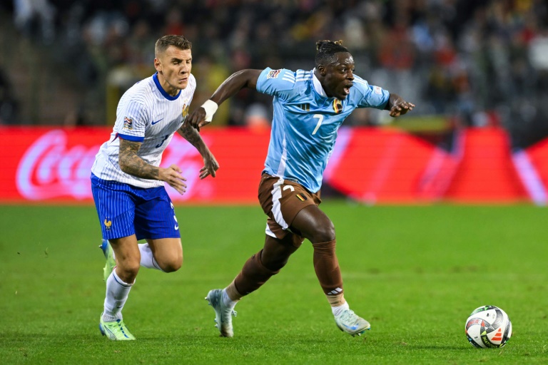 Lucas Digne à la poursuite de l'ailier belge Jérémy Doku lors de la victoire des Bleus en Belgique le 14 octobre 2024 au stade Roi Baudouin de Bruxelles