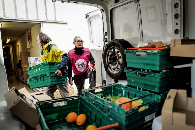 Des bénévoles des Restos du coeur déchargent une camionnette lors du lancement de la 39e campagne de l'association le 21 novembre 2023 à Grenoble