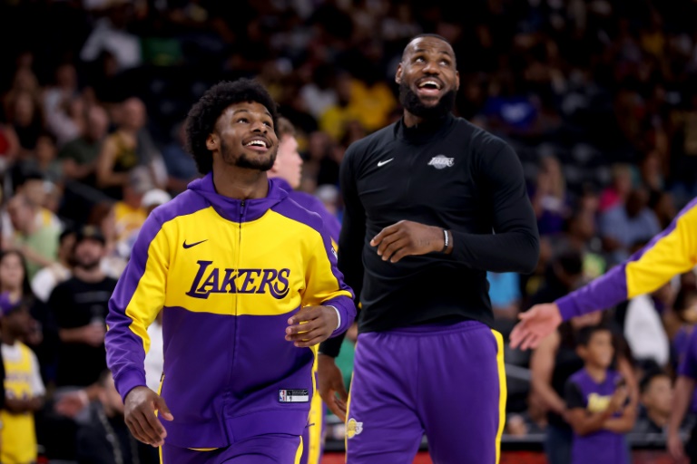 Bronny et LeBron James à l'échuaffement avant un match de pré-saison de NBA des Los Angeles Lakers contre les Phoenix Suns, le 6 octobre 2024 à Palm Springs