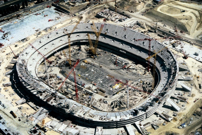 Vue aérienne datée du 17 juillet 1996 du stade de France, à Saint-Denis, en construction.