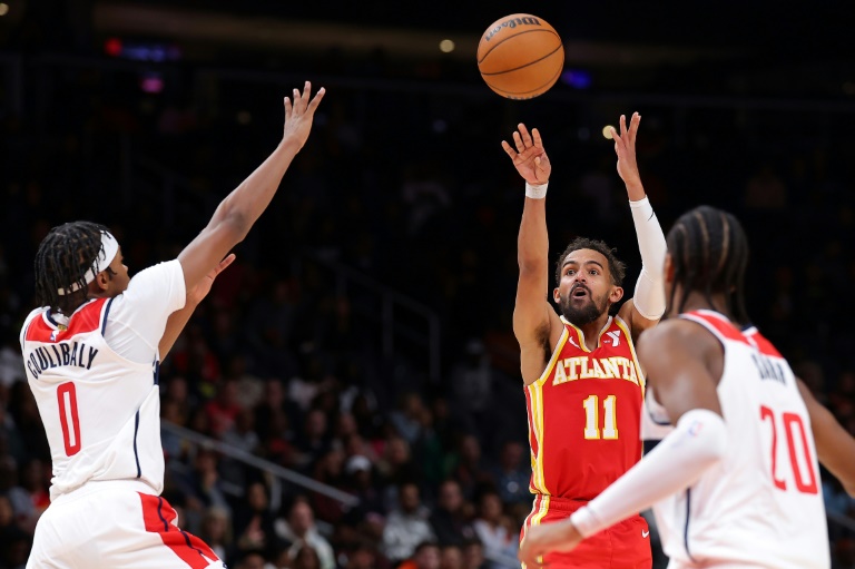 Trae Young (#11), des Hawks, au tir face aux Français des Washington Wizards Bilal Coulibaly (#0) et Alexandre Sarr (#20), le 28 octobre 2024 à Atlanta