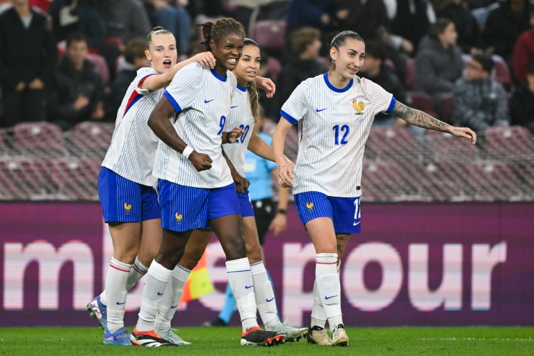 Les joueuses de l'équipe de France après l'égalisation contre la Suisse, signée Kelly Gago (N.9) au Stade de Genève, le 29 octobre 2024