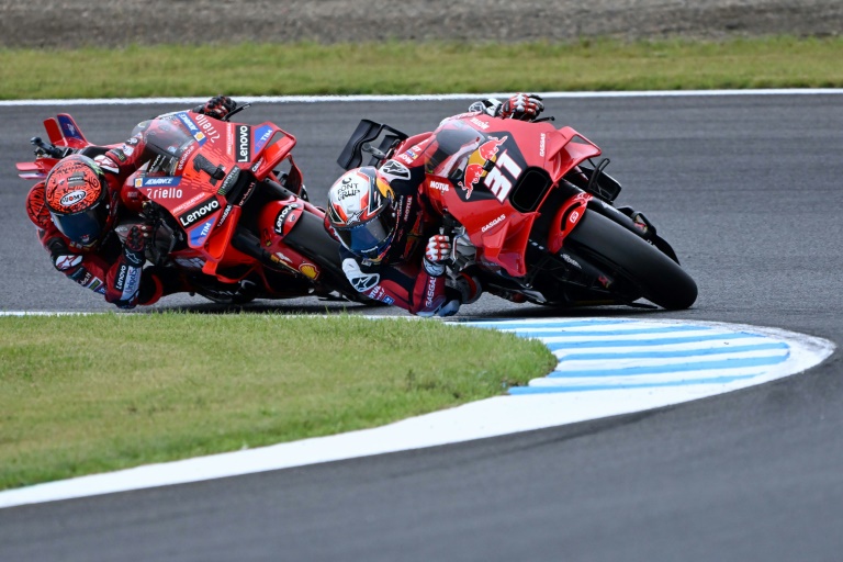 Le pilote espagnol Pedro Acosta (Red Bull GasGas Tech3) devant l'Italien Francesco Bagnaia (Ducati), durant la course sprint du MotoGP du Japon, le 5 octobre 2024 à Motegi