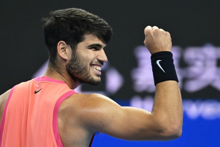 L'Espagnol Carlos Alcaraz pendant la finale du tournoi de Pékin contre l'Italien Jannik Sinner le 2 octobre 2024 à Pékin