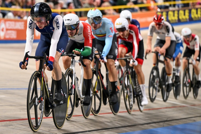 Le Français Oscar Nilsson-Julien (à gauche),  lors de la troisième journée des Championnats d'Europe de cyclisme sur piste  à Apeldoorn, le 12 janvier 2024